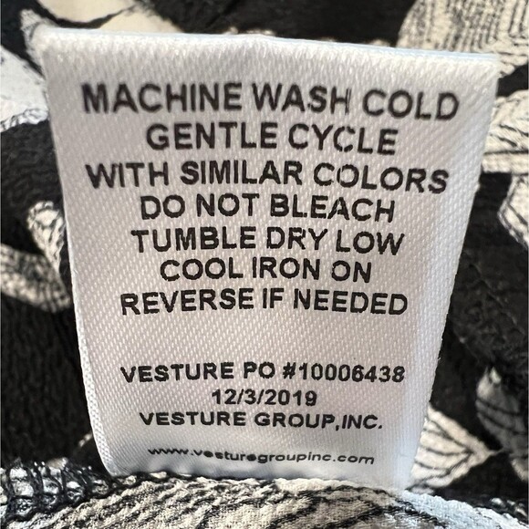 Chenault Black and White Ruffle Accent Floral Top Blouse Plus Size 1X - Picture 7 of 7